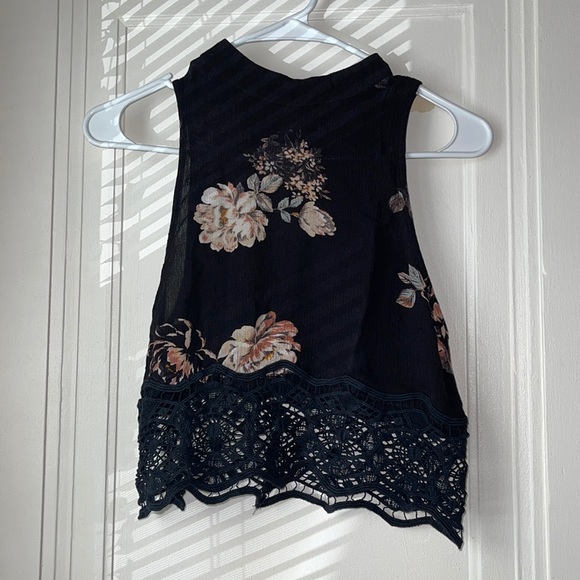 Kendall & Kylie Tops - Kendall and Kylie sleeveless crop top